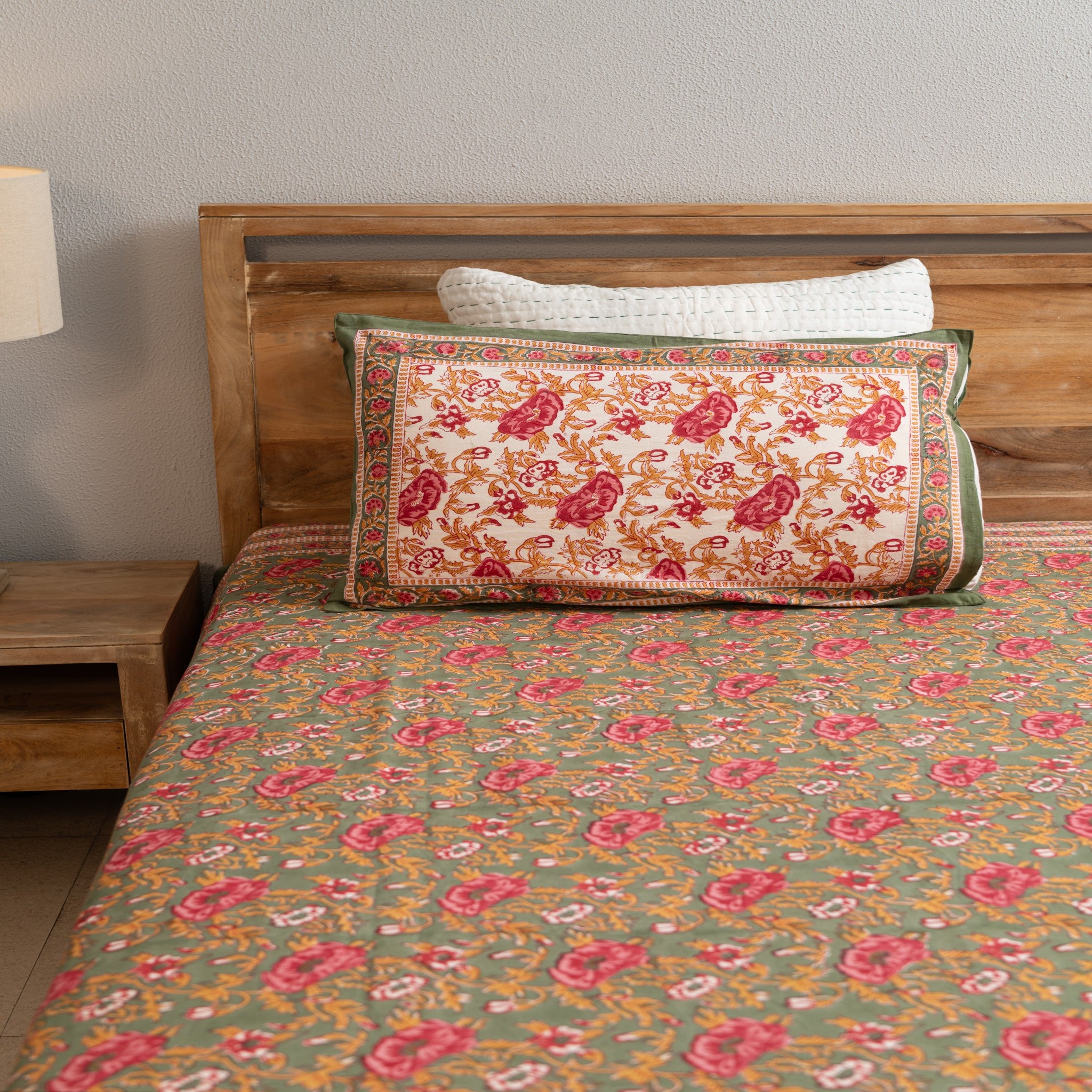 Vintage Rose Meadow Bedsheet Set